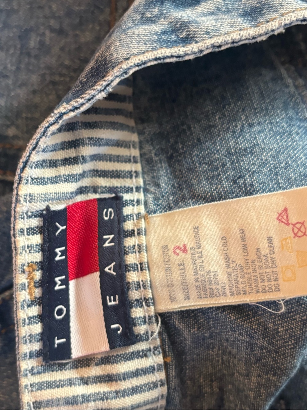 Vintage Tommy Hilfiger Y2K 90s Style Medium Wash Denim Mini Preppy Mom Skirt 2 - Picture 5 of 5